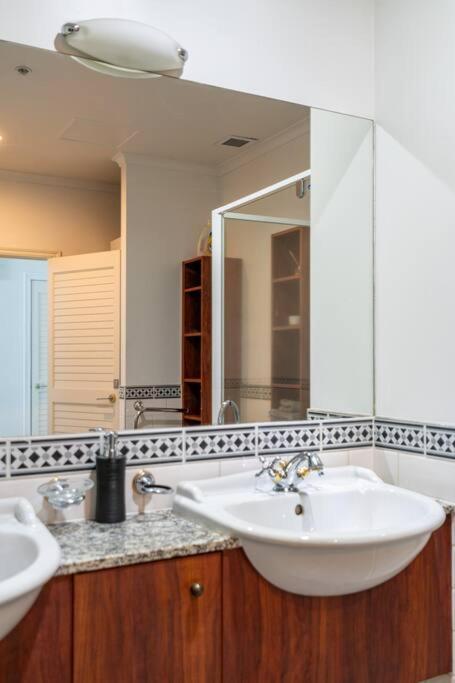 Spacious Penthouse With Spectacular Harbour Views! Auckland Exterior photo